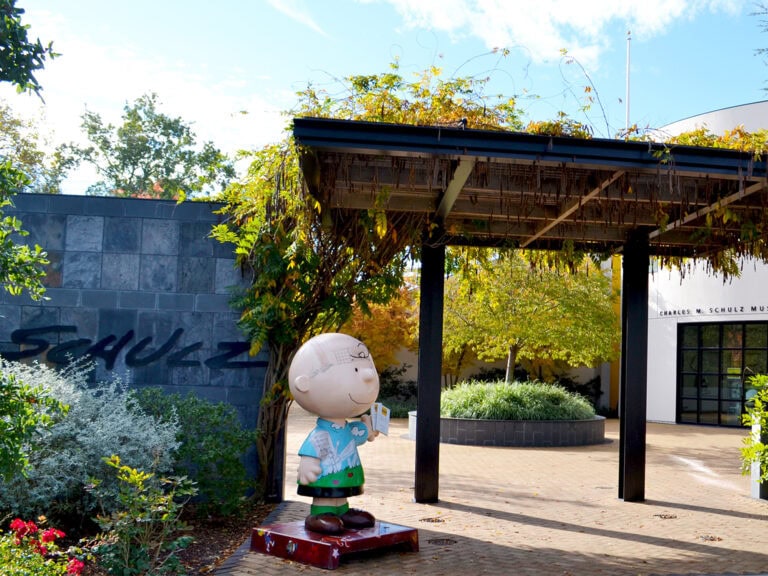 peanuts statue outside the Charles m Schulz museum