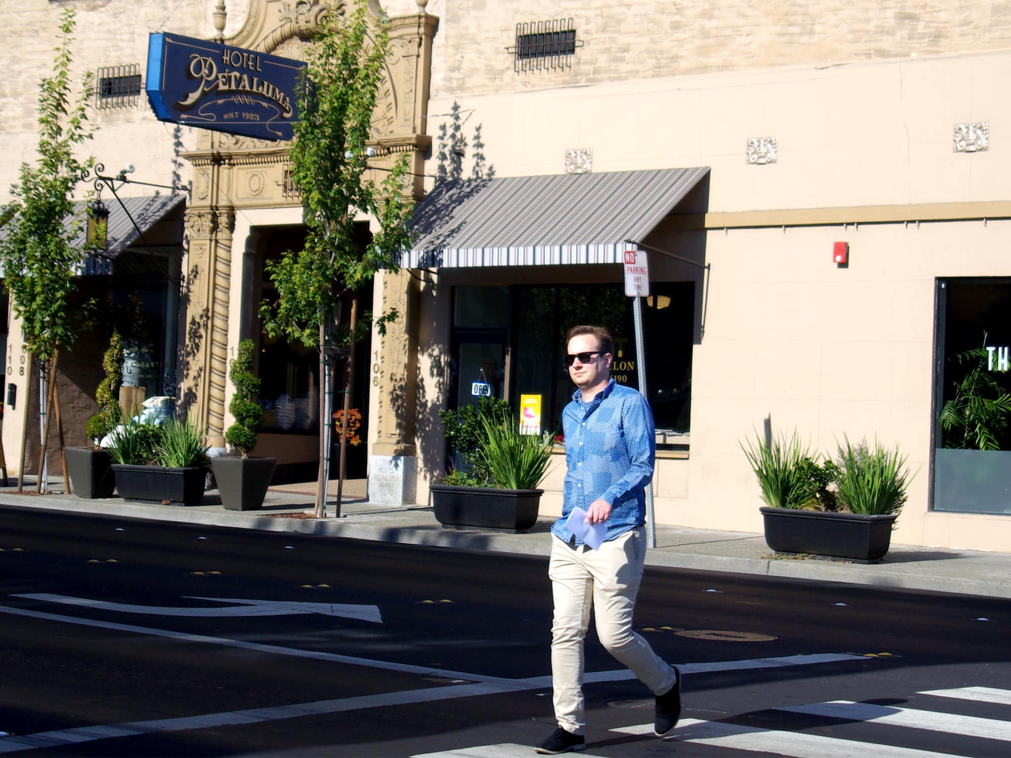 Downtown Petaluma, Crossing Street