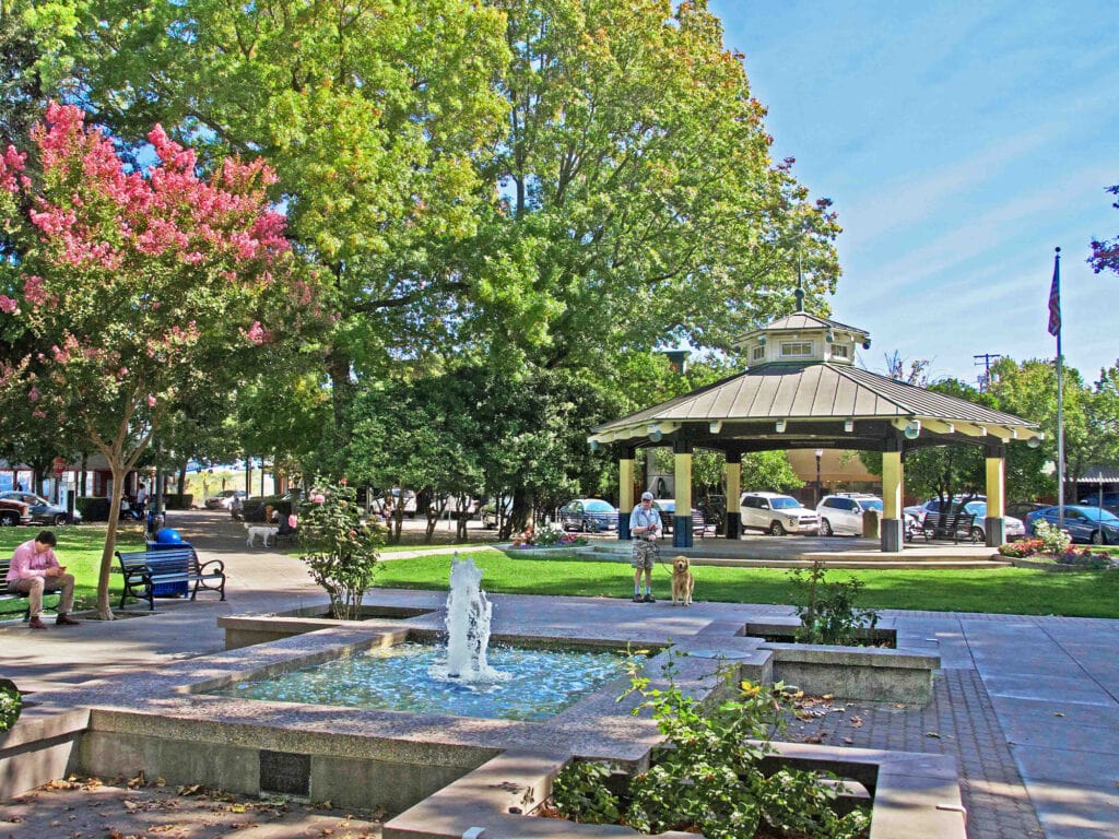 downtown healdsburg plaza, sonoma county